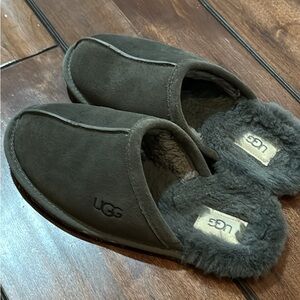 UGG slippers size 7 - like new
